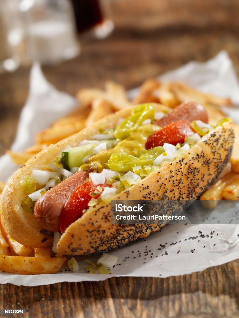 Perro con papas fritas clásico de Chicago - Foto de stock de Perrito caliente libre de derechos