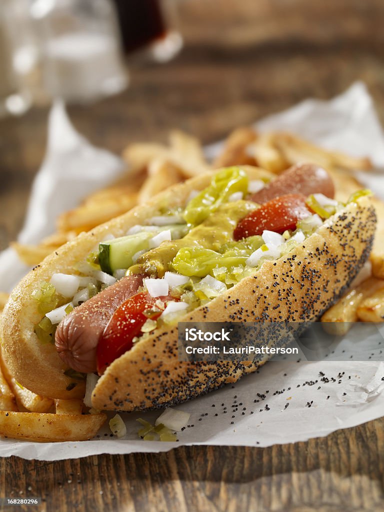 Classico Chicago cane con patatine fritte - Foto stock royalty-free di Hot Dog
