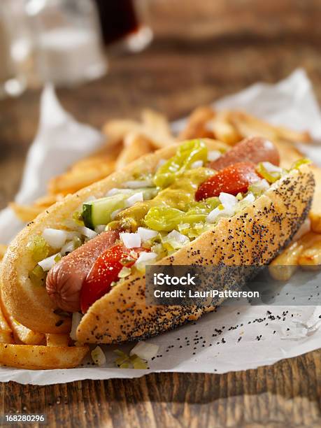 Classico Chicago Cane Con Patatine Fritte - Fotografie stock e altre immagini di Hot Dog - Hot Dog, Chicago - Illinois, Peperone