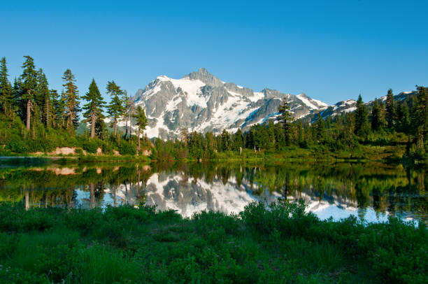 Picture Lake and Mt. Shuksan - V Mt. Shuksan 2782 m (9127 ft)  in Mt. Baker-Snoqualmie National Forest. Picture is taken at the Picture Lake part of Heather Meadows at the end of the Mount Baker Highway, Washington. cascade range north cascades national park mt baker mt shuksan stock pictures, royalty-free photos & images