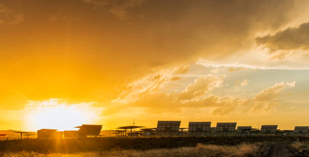 ciel de coucher de soleil captivant avec des panneaux solaires face au soleil. photo d’archives.jpg - dramatic sky dusk night sustainable resources photos et images de collection