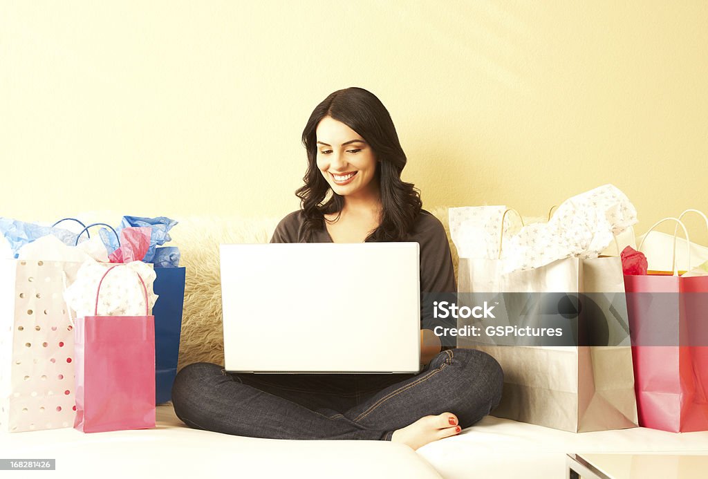 Bela jovem alegre mulher compras on-line usando a internet - Foto de stock de Aniversário royalty-free