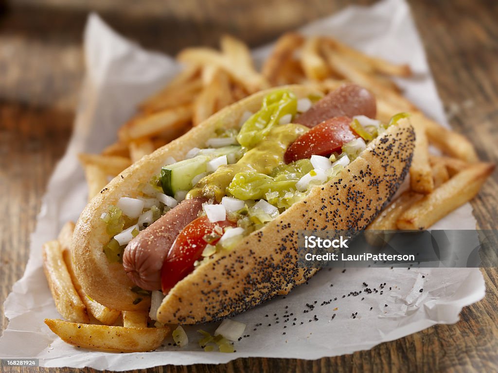 Chien avec des frites traditionnel de Chicago - Photo de Hot dog libre de droits