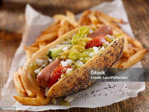 Photo libre de droit de Chien Avec Des Frites Traditionnel De Chicago banque d'images et plus d'images libres de droit de Hot dog - Hot dog, Frites de fast food, Cuisine rapide