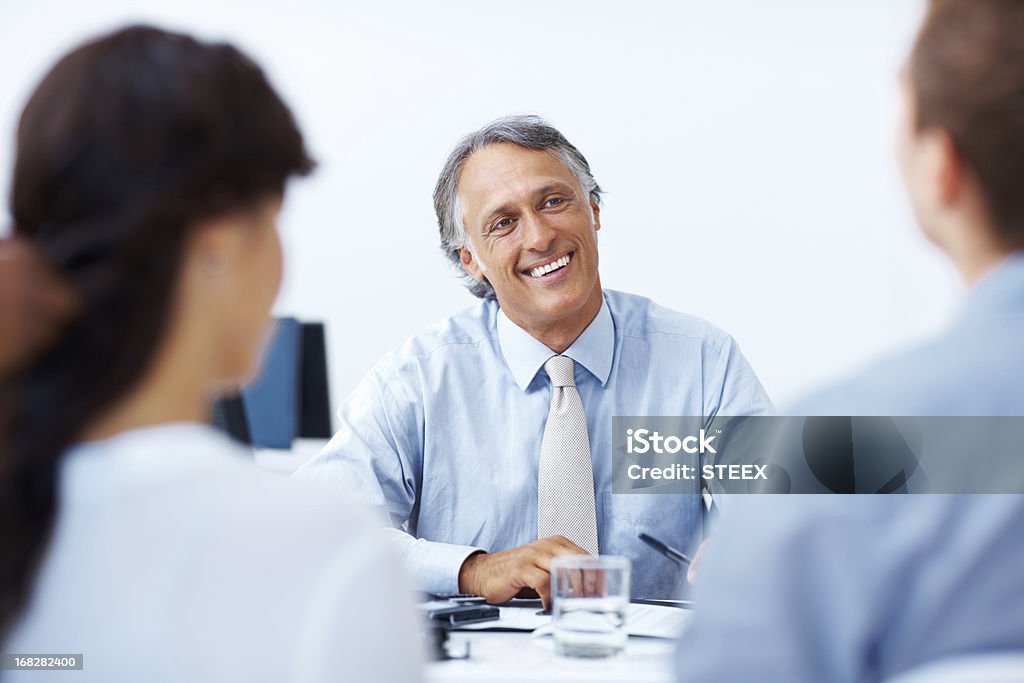 Männlichen Berater diskutieren im Büro mit Kunden - Lizenzfrei Berufliche Beschäftigung Stock-Foto