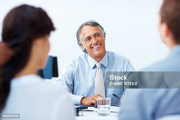 Männlichen Berater Diskutieren Im Büro Mit Kunden Stockfoto und mehr Bilder von Berufliche Beschäftigung - Berufliche Beschäftigung, Büro, Bürojob