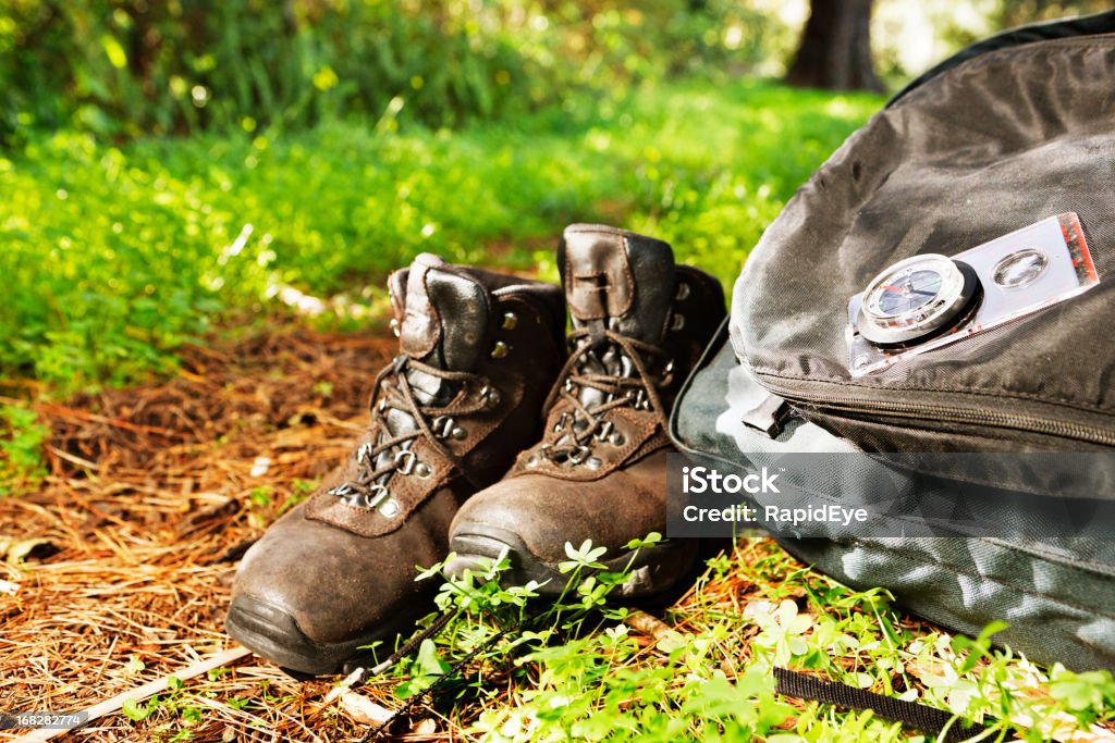 Botas de excursionismo, mochila, compass, próximo a woodland ruta - Foto de stock de Botas de excursionismo libre de derechos