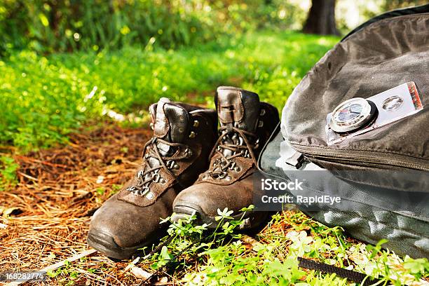 Botas De Excursionismo Mochila Compass Próximo A Woodland Ruta Foto de stock y más banco de imágenes de Botas de excursionismo