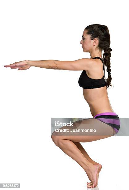 Unhandliche Heißes Yogapose Utkatasana Stockfoto und mehr Bilder von Barfuß - Barfuß, Frauen, Lateinamerikanische Abstammung