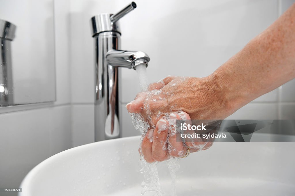 Lavage à la main - Photo de Se laver les mains libre de droits