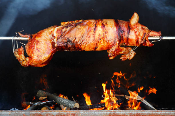 gebratene ferkel - spit roasted roasted roast pork domestic pig stock-fotos und bilder