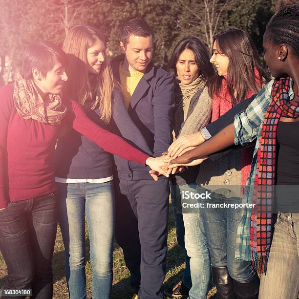 Foto de Pilha De Mãos Às Pessoas Reais Contrato e mais fotos de stock de 18-19 Anos - 18-19 Anos, 20-24 Anos, Adolescente