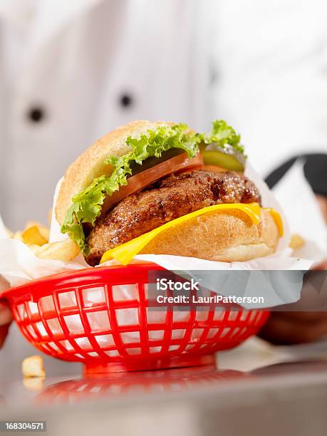 Photo libre de droit de Flamme Cheeseburger Grillé banque d'images et plus d'images libres de droit de Burger - Burger, Haute gastronomie, Acier