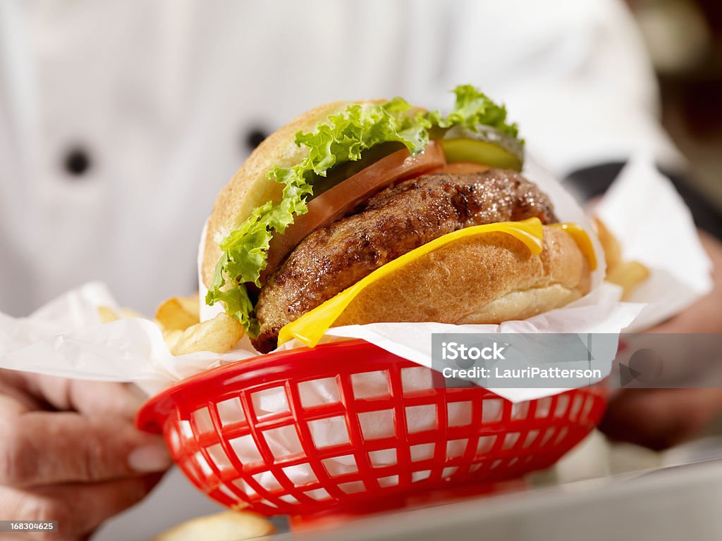 Flamme Cheeseburger grillé - Photo de Panier libre de droits