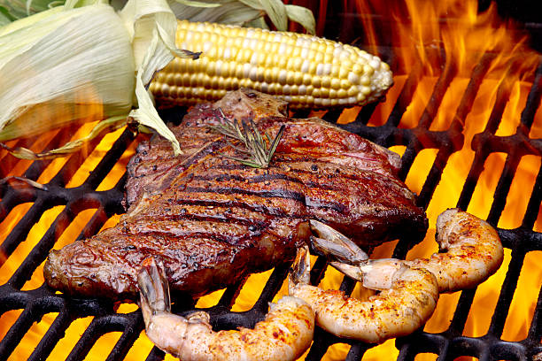 filé e camarão e milho na espiga - strip steak steak barbecue grill cooked - fotografias e filmes do acervo
