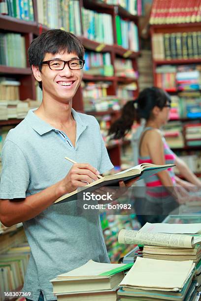 Photo libre de droit de Portrait De Jeune Étudiant En Université Dans La Bibliothèque banque d'images et plus d'images libres de droit de Bibliothèque