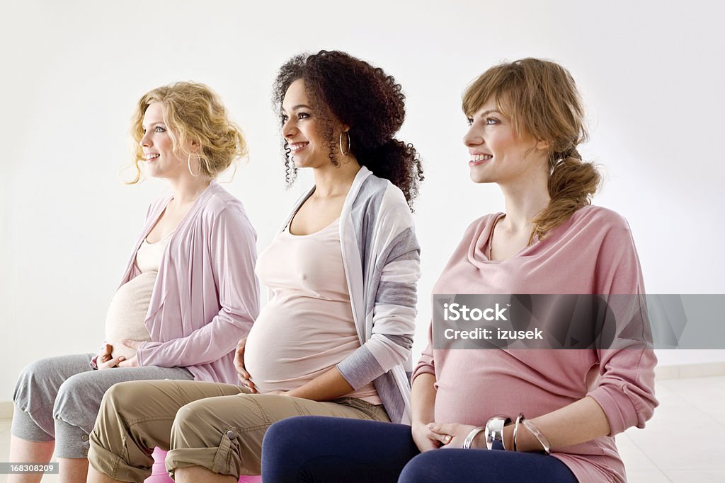 Femmes enceintes sur ballons de gym - Photo de Être enceinte libre de droits