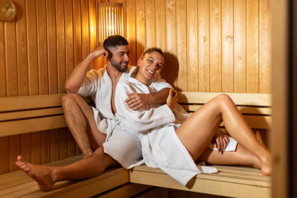 młoda para spędzająca czas w saunie - bathrobe health spa spa treatment couple zdjęcia i obrazy z banku zdjęć