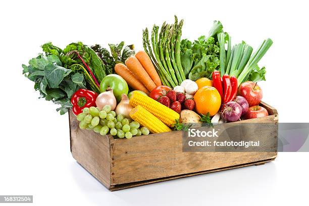 Frutas E Produtos Hortícolas Em Woodden De Madeira Isolado No Branco Mural - Fotografias de stock e mais imagens de Legumes