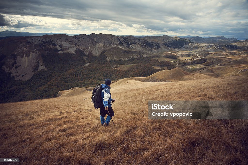 Descendo uma encosta da montanha - Foto de stock de 20 Anos royalty-free