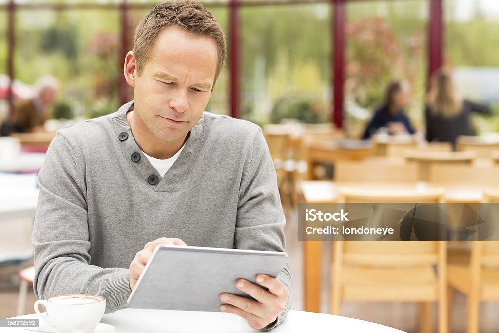 Hombre usando tableta Digital en Café - Foto de stock de 30-39 años libre de derechos