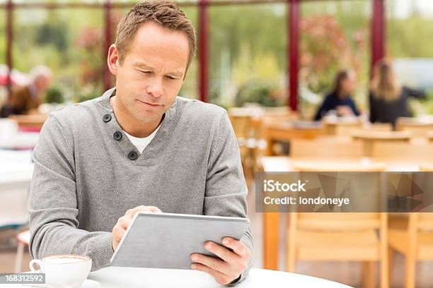 Hombre Usando Tableta Digital En Café Foto de stock y más banco de imágenes de 30-39 años - 30-39 años, Actividades recreativas, Adulto