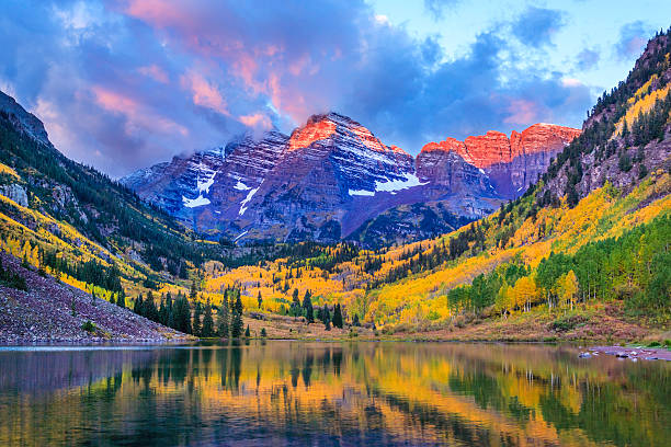 осень цвета в озеро и марун беллс - mountain reflection non urban scene moody sky стоковые фото и изображения