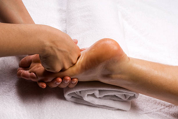 massagem nos pés - reflexology human foot spa treatment health spa imagens e fotografias de stock