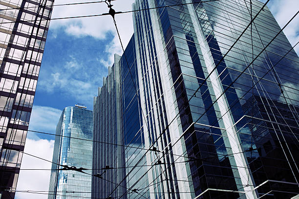 cable de alimentación y edificios en toronto, canadá - toronto lovelocal ontario canada fotografías e imágenes de stock