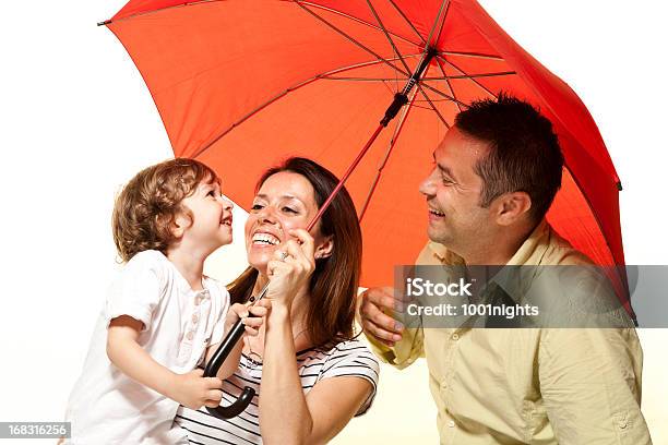 Happy Familia Foto de stock y más banco de imágenes de Familia - Familia, Paraguas, Agarrar