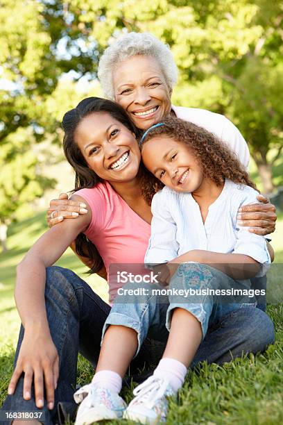 Nonna Madre E Figlia Rilassante Nel Parco - Fotografie stock e altre immagini di Famiglia multigenerazionale - Famiglia multigenerazionale, Nonna, Famiglia