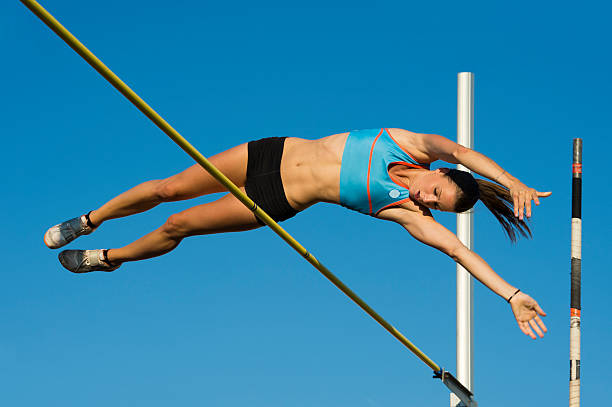 jeune femme athlète sautant sur le lath - high jump photos et images de collection
