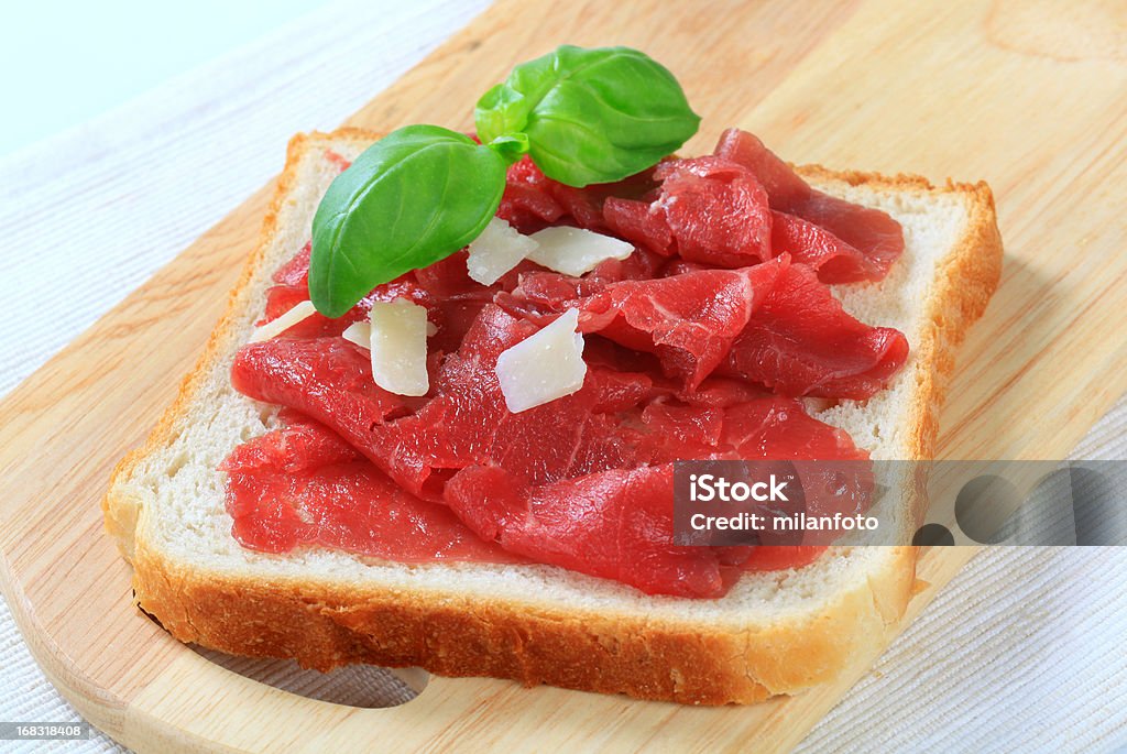 Carpaccio no pão torrado - Foto de stock de Antepasto royalty-free