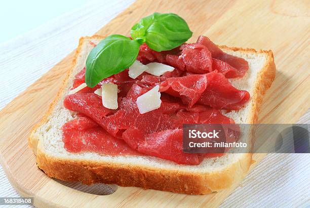 Foto de Carpaccio No Pão Torrado e mais fotos de stock de Antepasto - Antepasto, Antipasto, Bife de Carpaccio