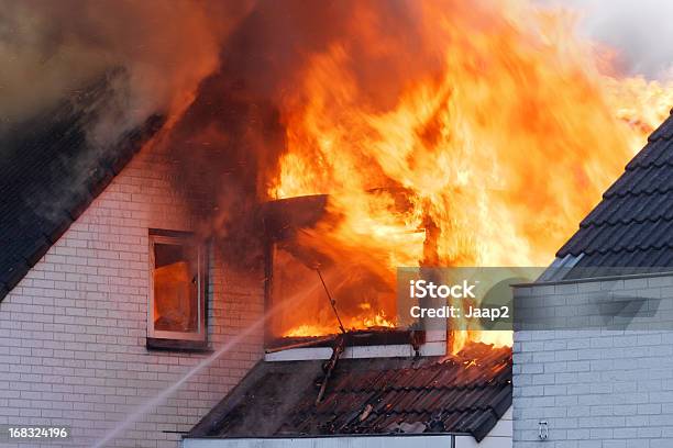 Płomienie Wypływający Z Biały Mur Z Cegły Dom Na Ogień - zdjęcia stockowe i więcej obrazów Ogień