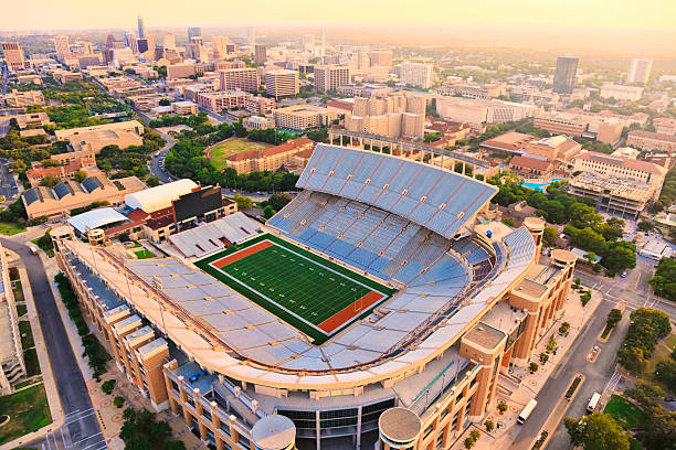 university of texas football stadium-widok z lotu ptaka - campus university built structure outdoors zdjęcia i obrazy z banku zdjęć