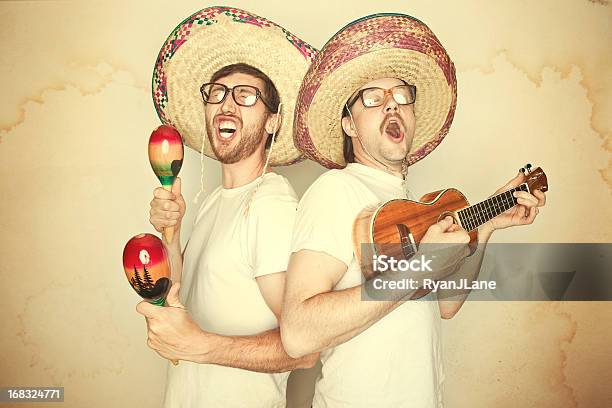 Mariachi Band Con Sombreros Divertente - Fotografie stock e altre immagini di Maracas - Maracas, Humour, Cultura messicana