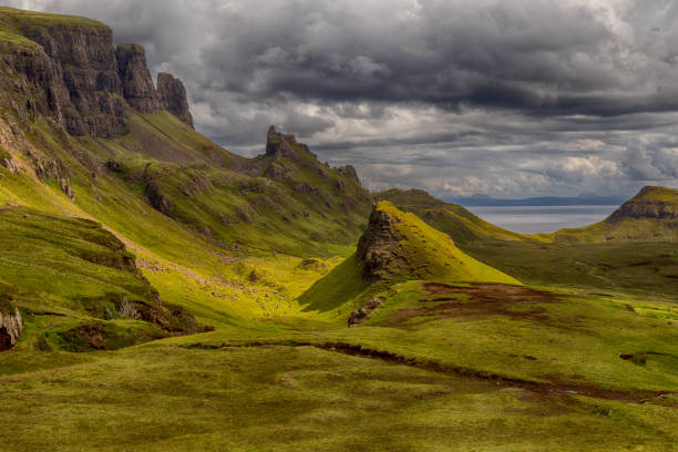 A Ilha Quiraing de Skye em um dia nublado - foto de acervo