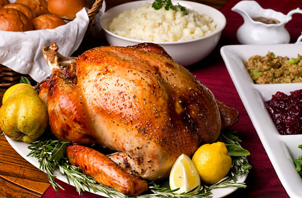 urlaub abendessen - roast turkey turkey thanksgiving holiday stock-fotos und bilder