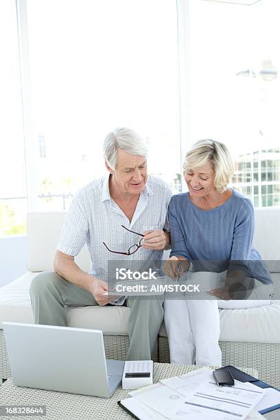 Contabilidad De Tiempo Foto de stock y más banco de imágenes de Pareja mayor - Pareja mayor, 60-69 años, Adulto