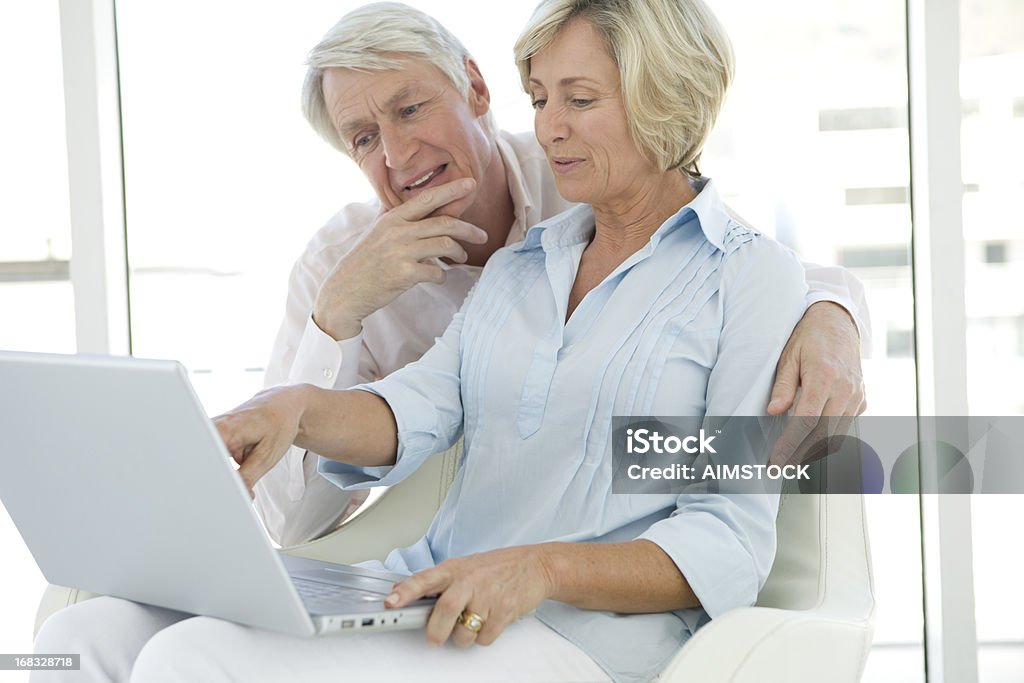 Пожилых людей, используя ноутбук вместе - Стоковые фото 50-59 лет роялти-фри