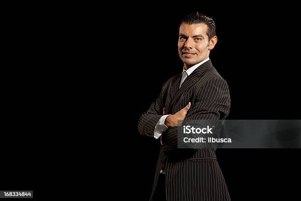 Zuversichtlich Junger Geschäftsmann Auf Schwarzem Hintergrund Stockfoto und mehr Bilder von Anzug