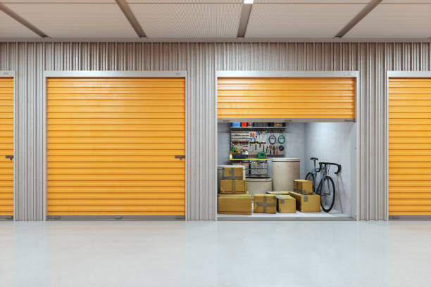 interior da instalação de self-storage com ferramentas - storage compartment garage warehouse storage room - fotografias e filmes do acervo