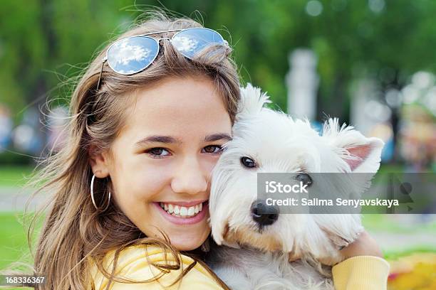 Photo libre de droit de Beau Sourire banque d'images et plus d'images libres de droit de Chien - Chien, Jeunes filles, Adolescent