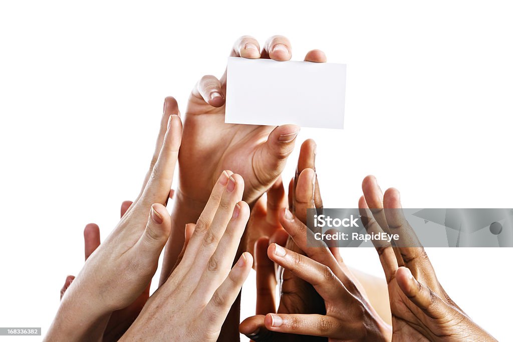 Molte diverse mani competere per carta vuoto, isolato su bianco - Foto stock royalty-free di Cartolina di auguri