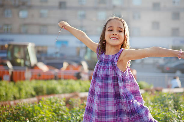 disfruta al aire libre - child dancing preschooler outdoors fotografías e imágenes de stock