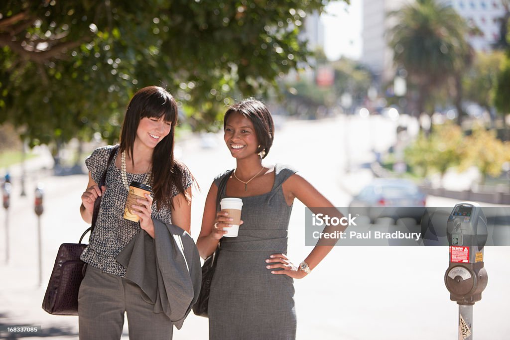 Businesswomen caminhando juntos ao ar livre - Foto de stock de 25-30 Anos royalty-free