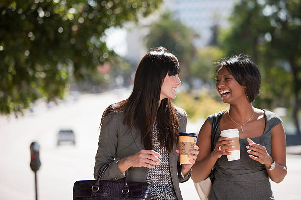 a mujeres de negocio juntos al aire libre - outdoors drinking women friendship fotografías e imágenes de stock