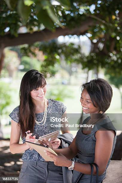 Businesswomen 함께 파크 동업자에 대한 스톡 사진 및 기타 이미지 - 동업자, 미소, 비즈니스 런치