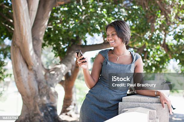Geschäftsfrau Mit Handy Im Freien Stockfoto und mehr Bilder von 25-29 Jahre - 25-29 Jahre, Abschicken, Am Telefon